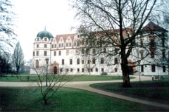 Старый немецкий замок. Сейчас в нем театр и музей